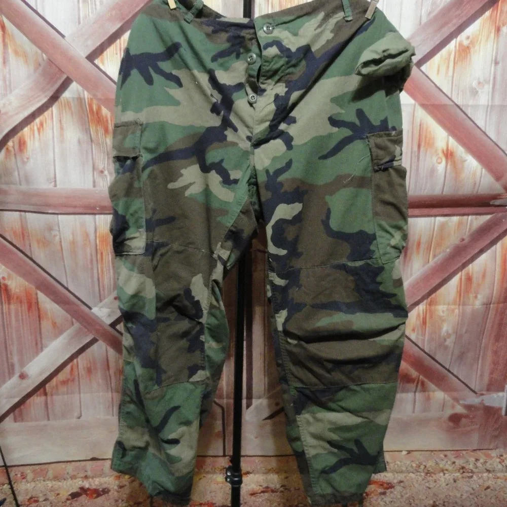 Woodland Camo cargo pants, Military vintage, EUC~Button front~reenforced…